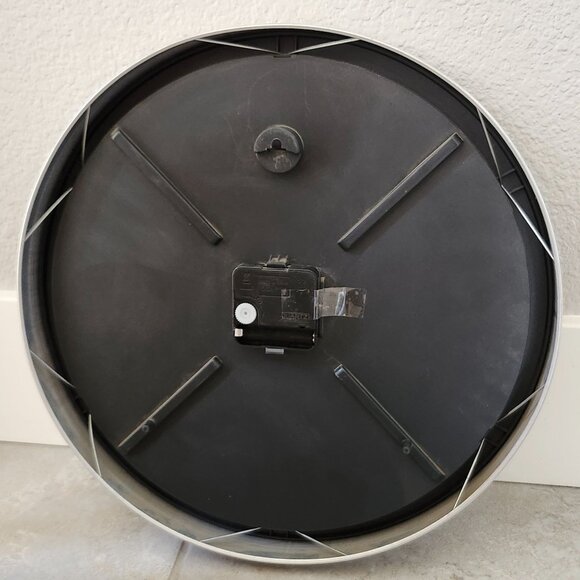 Snap-On Tools Round 14in Wall Clock Flaming Cadillac Convertible Silver Frame - Picture 3 of 4